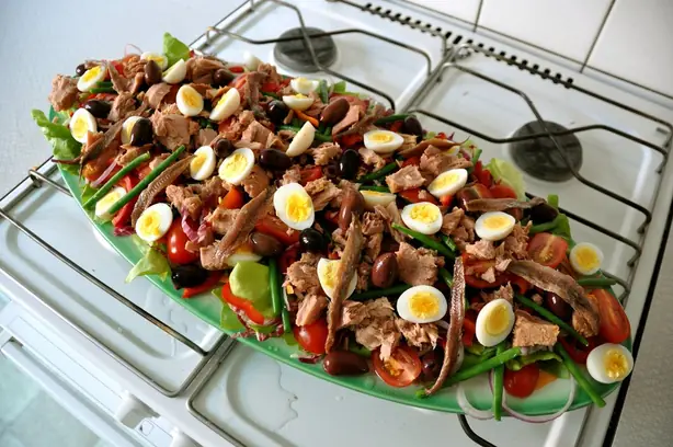 Foto von Klassischer Nizza-Salat Salade niçoise – fertig angerichtet