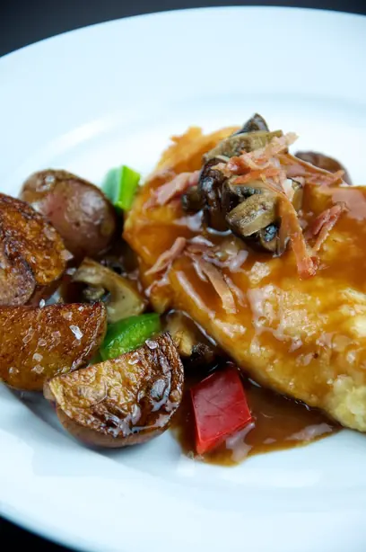 Foto von Klassisches Chicken Marsala – fertig angerichtet