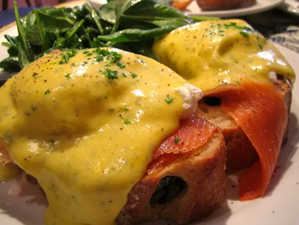 Foto von Klassische Eggs Benedict New York – fertig angerichtet