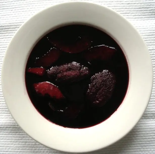 Foto von Norddeutsche Fliederbeersuppe klassisch – fertig angerichtet