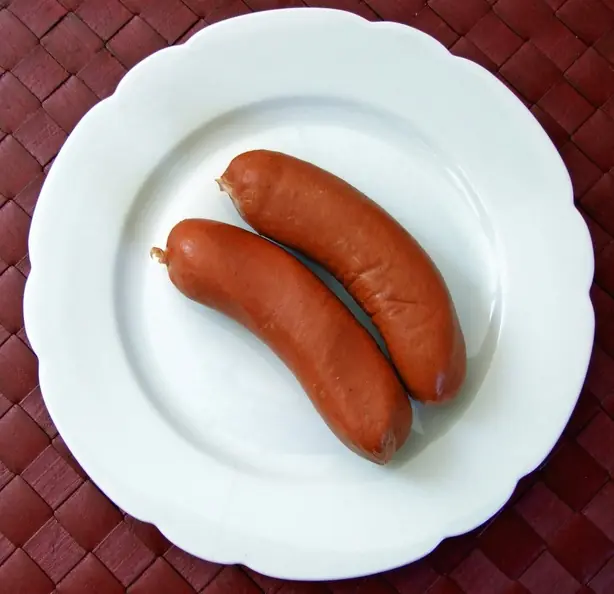 Foto von Hausgemachte Frankfurter Rindswurst – fertig angerichtet