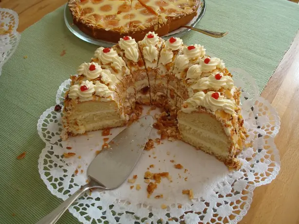 Foto von Klassischer Frankfurter Kranz (3) – fertig angerichtet