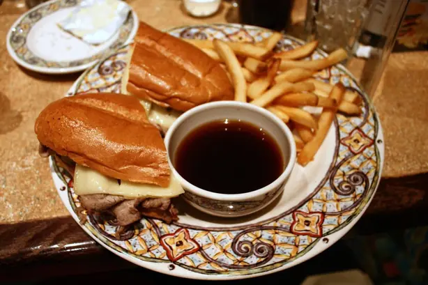 Foto von Au Jus aus Rindfleischsaft klassisch – fertig angerichtet