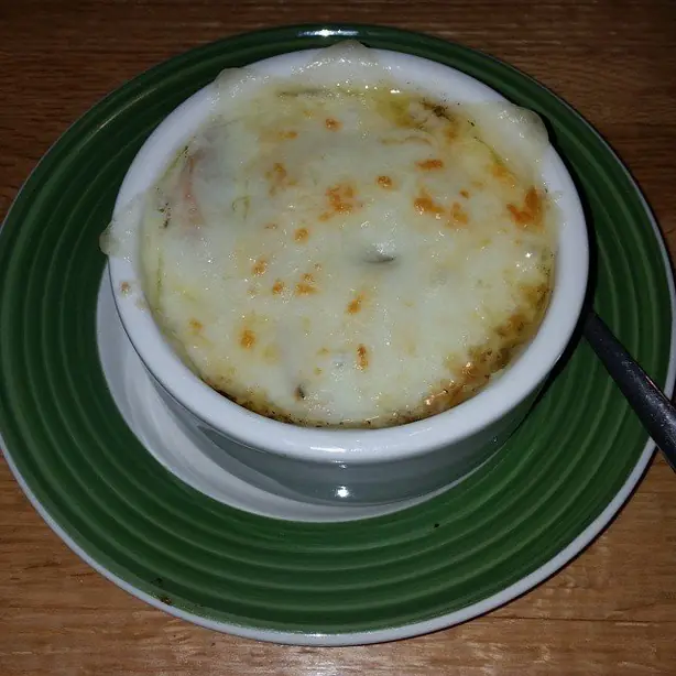 Foto von Klassische Französische Zwiebelsuppe – fertig angerichtet