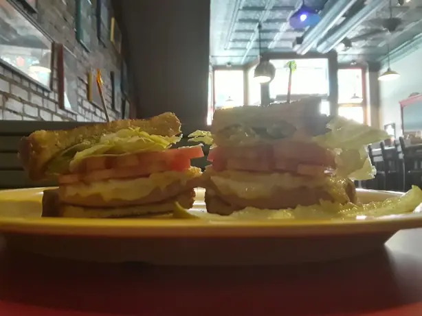 Foto von Amerikanisches Fried Bologna Sandwich – fertig angerichtet