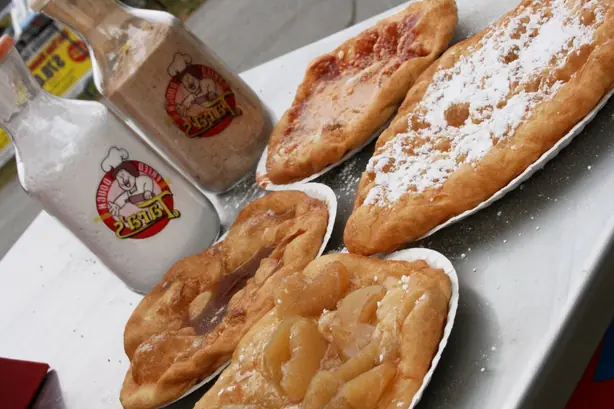 Foto von Kanadische Beaver Tails – Gebratener Hefeteig – fertig angerichtet