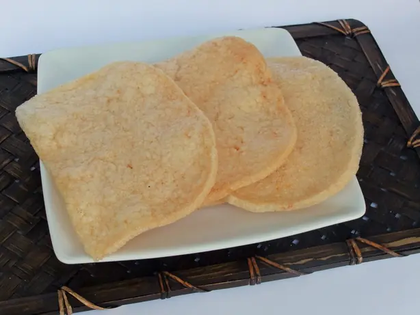 Foto von Indonesische Krabbenchips Krupuk – fertig angerichtet