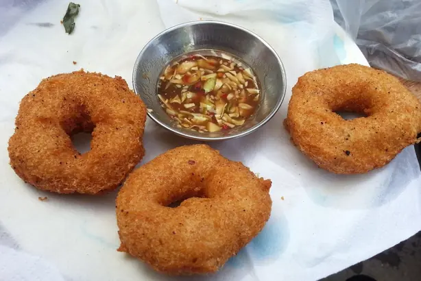 Foto von Burmesische A-kyaw Gemüse-Fritters – fertig angerichtet