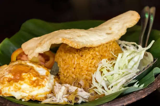 Foto von Indonesisches Nasi Goreng Klassisch – fertig angerichtet
