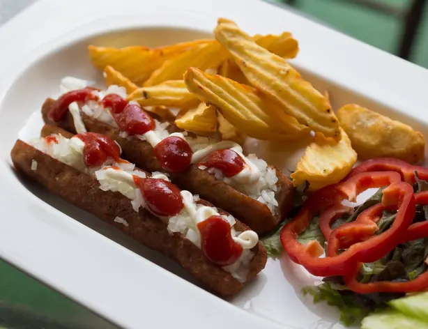 Foto von Niederländische Frikandel klassisch – fertig angerichtet