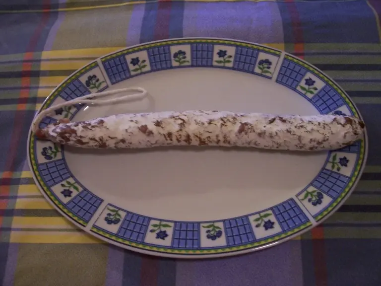 Foto von Katalanische Fuet Wurst hausgemacht – fertig angerichtet