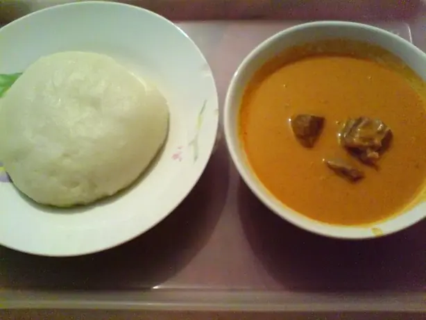 Foto von Westafrikanisches Maniok-Fufu – fertig angerichtet