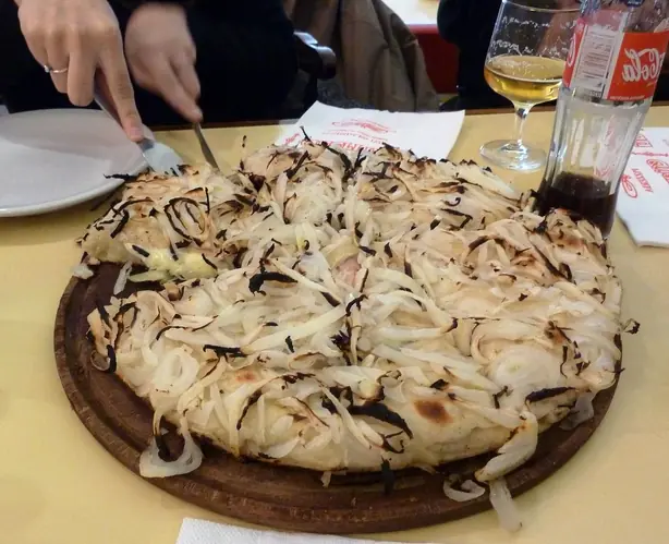 Foto von Argentinische Fugazzeta Rellena – fertig angerichtet