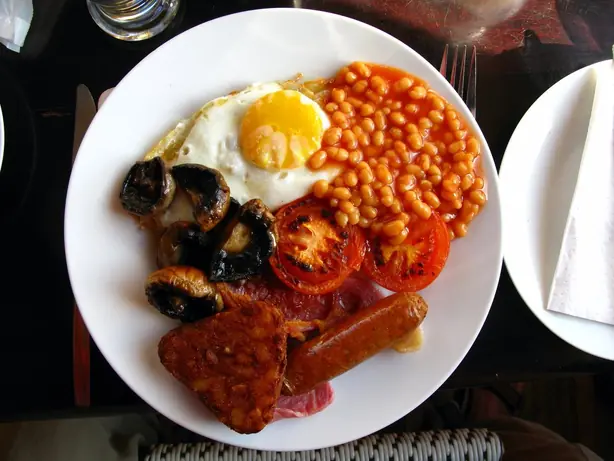 Foto von Klassisches Full English Breakfast (2) – fertig angerichtet