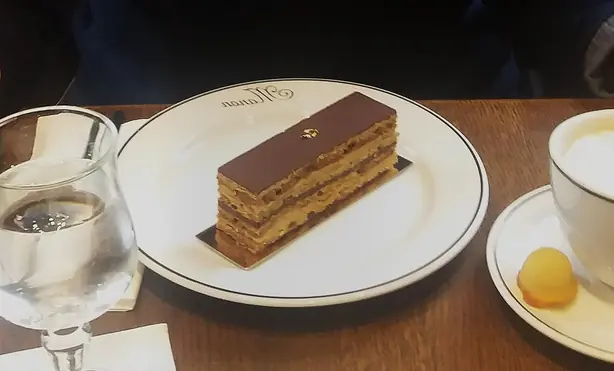 Foto von Französische Opern-Torte Klassisch – fertig angerichtet