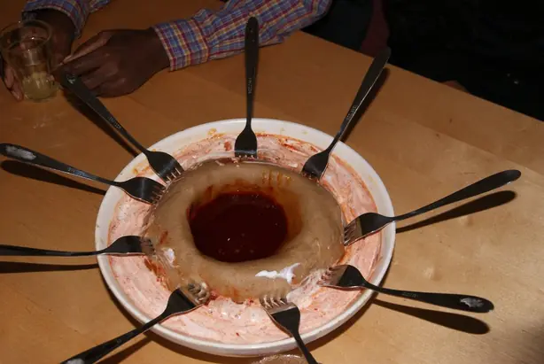 Foto von Eritreischer Ga'at Porridge klassisch – fertig angerichtet