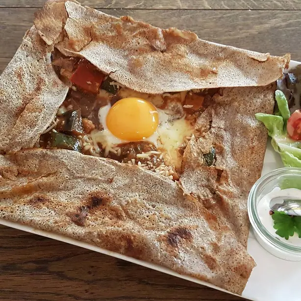 Foto von Bretonische Buchweizen-Galette klassisch – fertig angerichtet