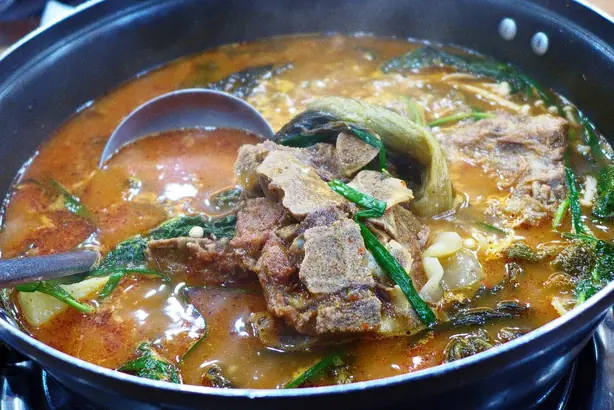 Foto von Koreanischer Gamjatang Eintopf – fertig angerichtet