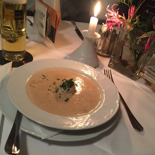Foto von Österreichische Gansleinmachsuppe klassisch – fertig angerichtet