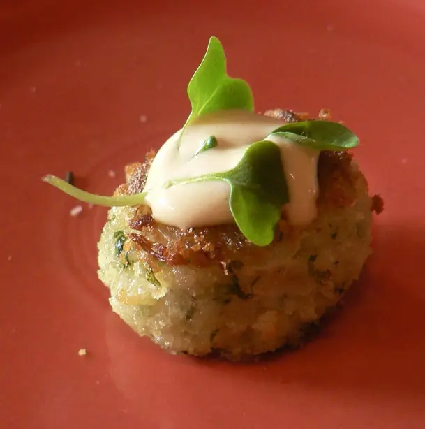Foto von Maryland Crab Cakes klassisch (2) – fertig angerichtet