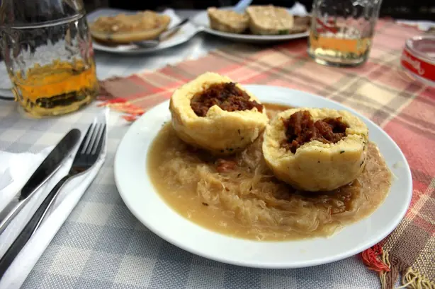 Foto von Österreichische Grammelknödel klassisch – fertig angerichtet
