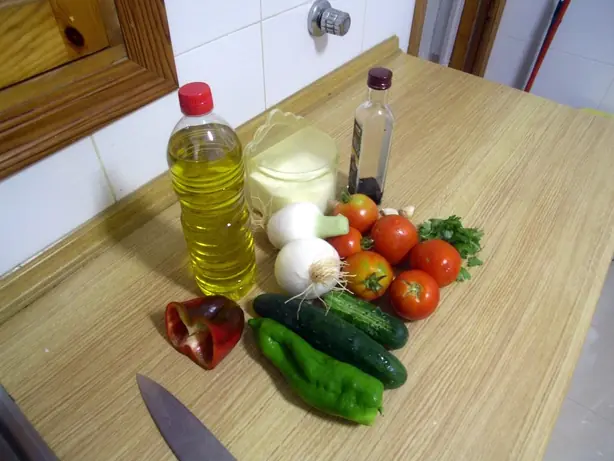 Foto von Andalusische Gazpacho klassisch (2) – fertig angerichtet