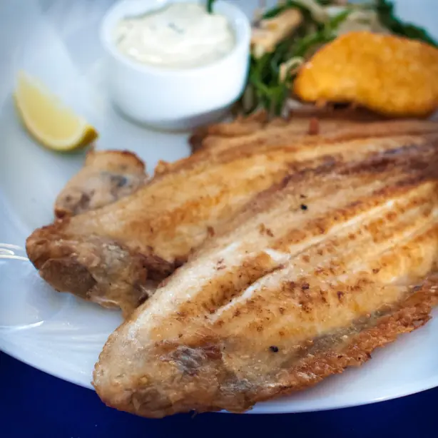 Foto von Klassische Seezunge Müllerin Art – fertig angerichtet