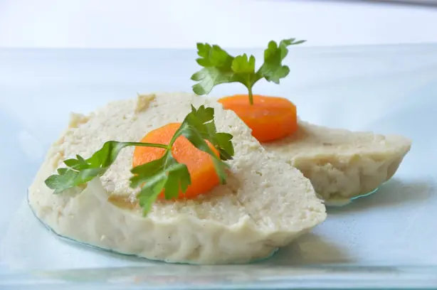 Gefilte fish topped with slices of carrot – Foto: Mushki Brichta (CC BY-SA 4.0)