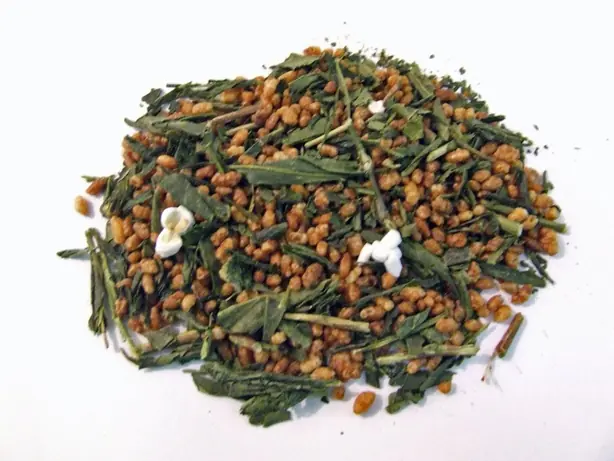 Foto von Japanischer Genmaicha Grüntee – fertig angerichtet