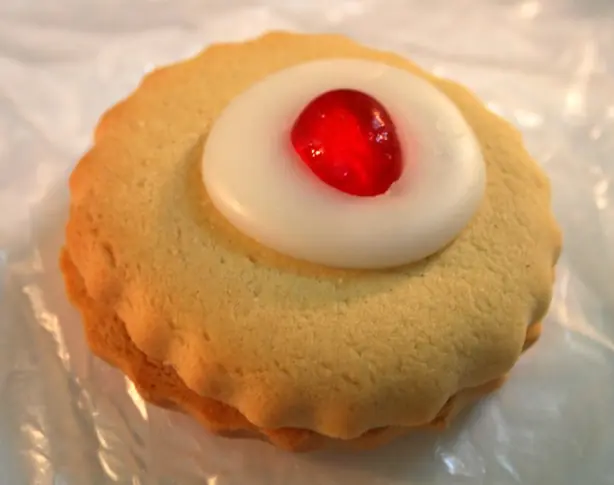 Foto von Schottische Empire-Kekse mit Marmelade – fertig angerichtet