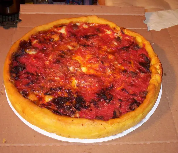 Foto von Klassische Chicago Deep Dish Pizza – fertig angerichtet