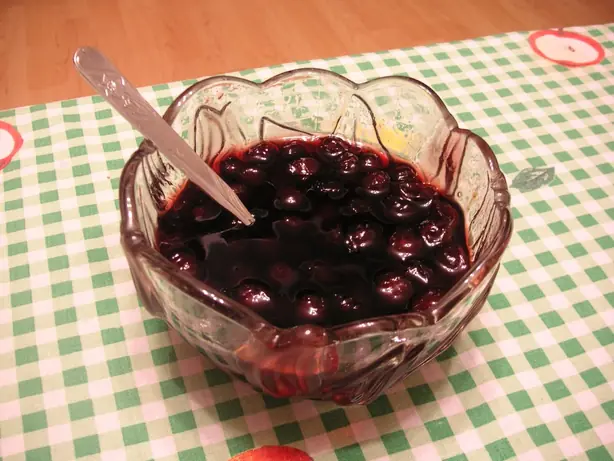 Foto von Russisches Himbeer-Warenje klassisch – fertig angerichtet