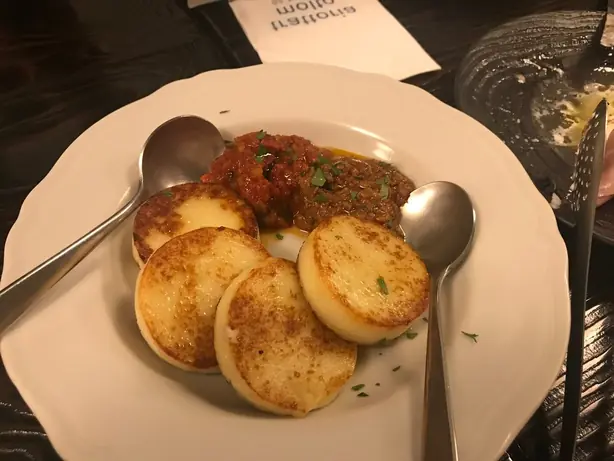 Foto von Gnocchi alla romana klassisch – fertig angerichtet