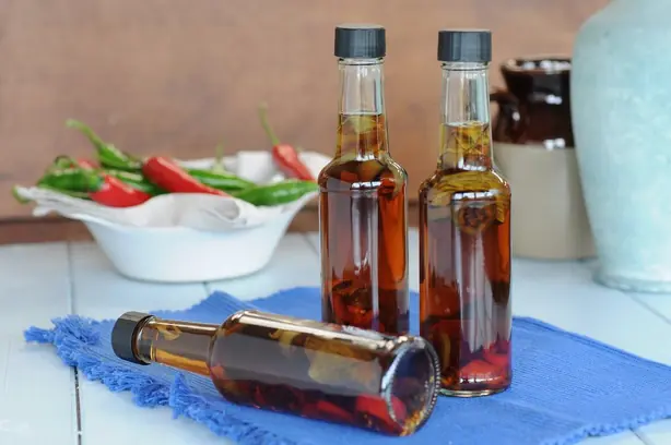 Foto von Londoner Chili-Essig klassisch – fertig angerichtet