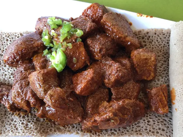 Foto von Äthiopisches Gored Gored roh – fertig angerichtet