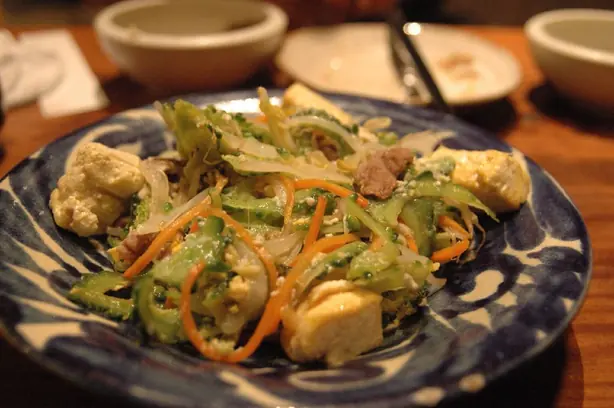 Foto von Okinawisches Goya Champurū Klassisch – fertig angerichtet