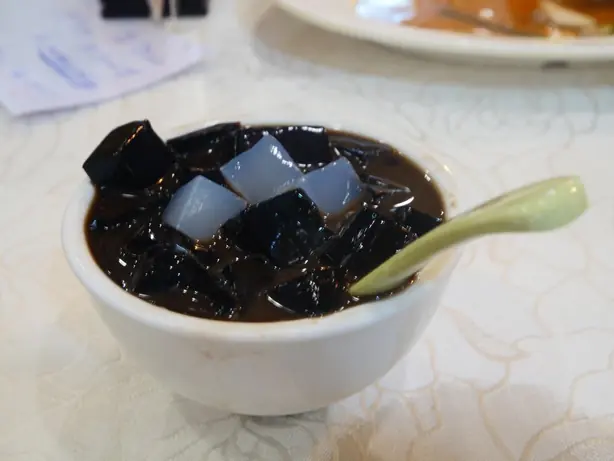 Grass jelly in Tung Yuen Chinese Restaurant – Foto: Peachyeung316 (CC BY-SA 4.0)
