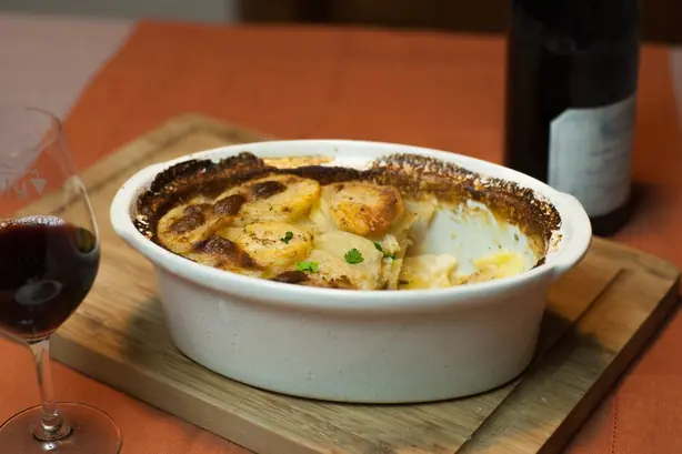 Foto von Klassisches Gratin dauphinois – fertig angerichtet