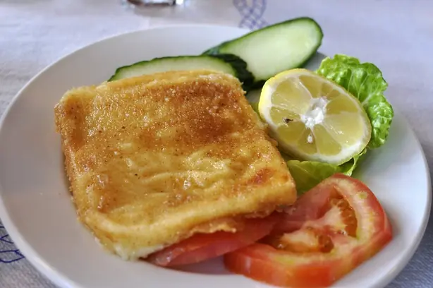 Foto von Griechischer Saganaki gebackener Feta – fertig angerichtet