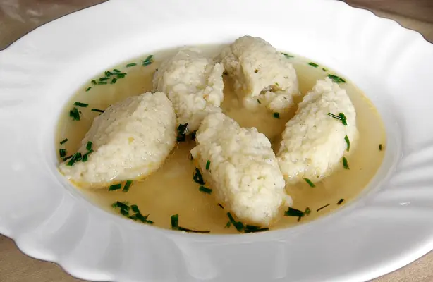 Foto von Klassische Grießklößchen Suppeneinlage – fertig angerichtet
