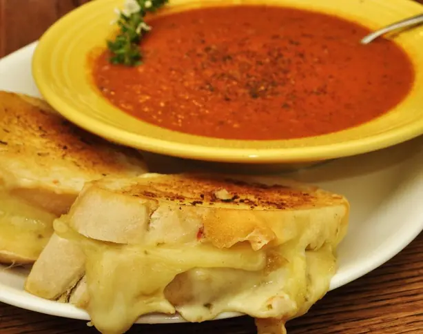 Foto von Amerikanisches Grilled Cheese Sandwich – fertig angerichtet