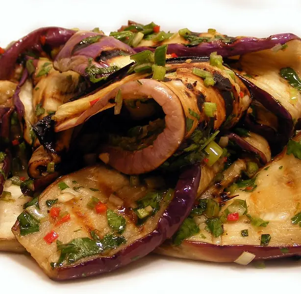 Foto von Türkischer Patlıcan salatası klassisch – fertig angerichtet