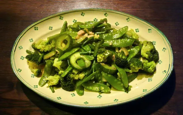Foto von Grünes Gemüse pfannengebraten – fertig angerichtet