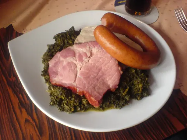 Foto von Norddeutscher Grünkohl mit Pinkel – fertig angerichtet