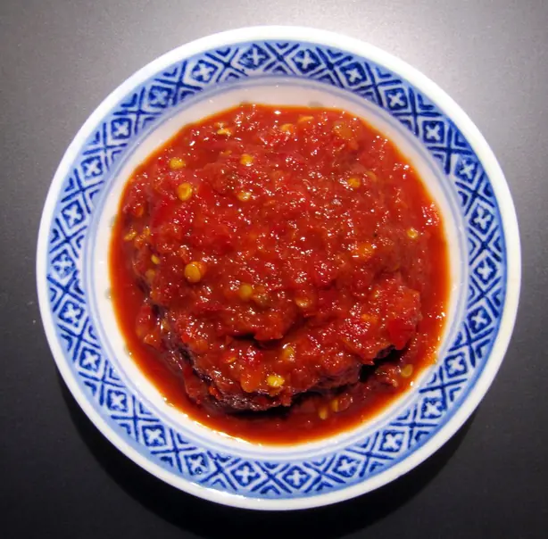 Foto von Klassisches Indonesisches Sambal Oelek – fertig angerichtet