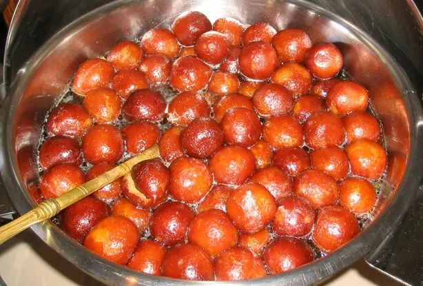 Foto von Indische Gulab Jamun Klassisch (2) – fertig angerichtet