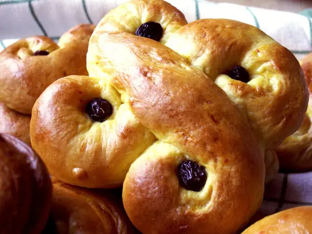 Foto von Schwedische Lussekatter mit Safran – fertig angerichtet