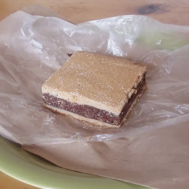 Foto von Irischer Gur Cake Klassisch – fertig angerichtet