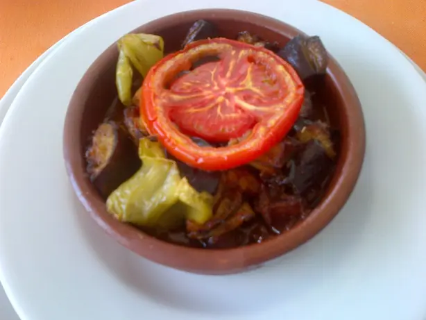 Foto von Dalmatinisches Brudet mit Fisch und Wein – fertig angerichtet