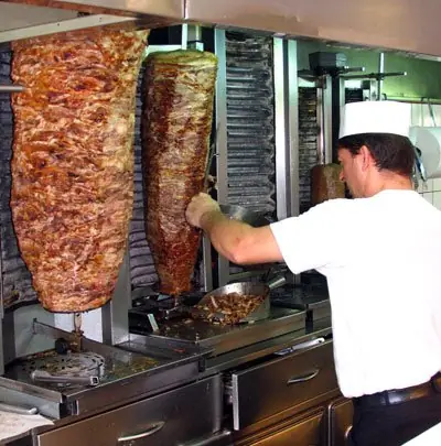 Foto von Klassisches Griechisches Gyros – fertig angerichtet